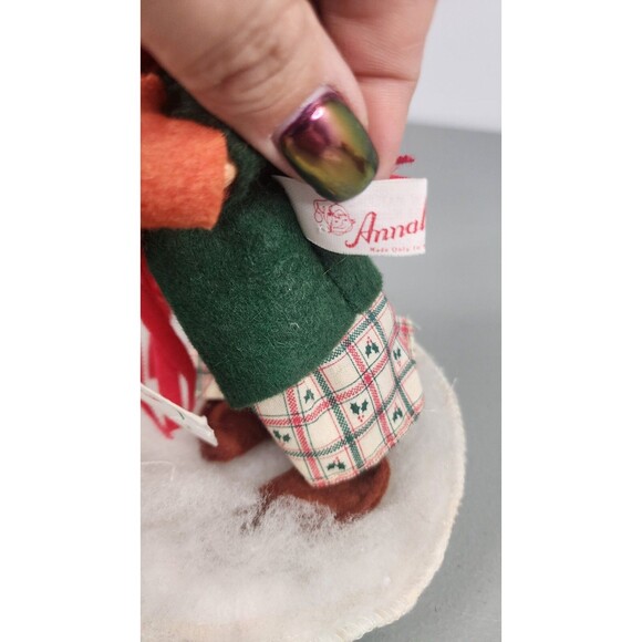 Vintage 1989 Annalee Doll 7” Winking Christmas Caroler w Mittens & Music Card - Picture 7 of 8